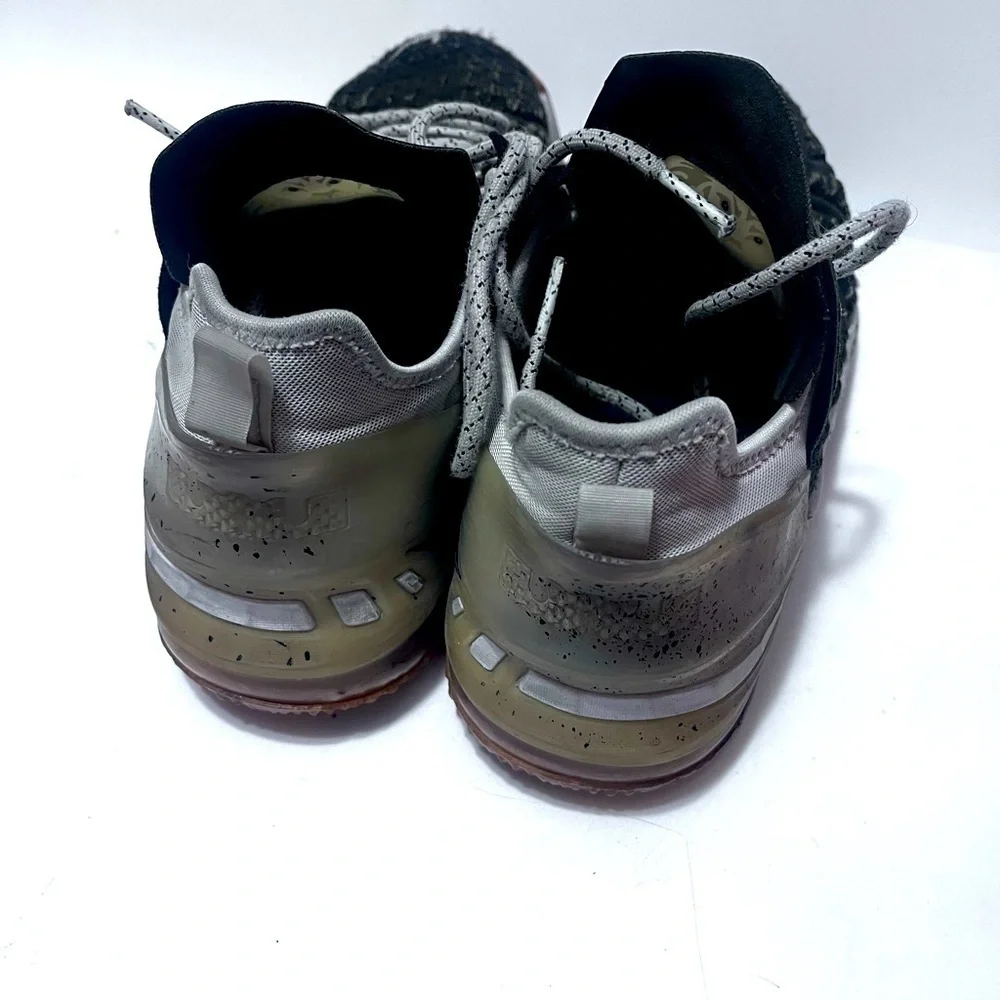 Nike LeBron XVIII Black/ White Shoes Sz 5.5y